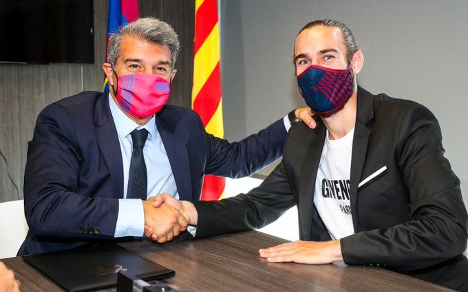 Laporta y Mingueza, tras la firma del nuevo acuerdo hasta el 2023 del defensa azulgrana.