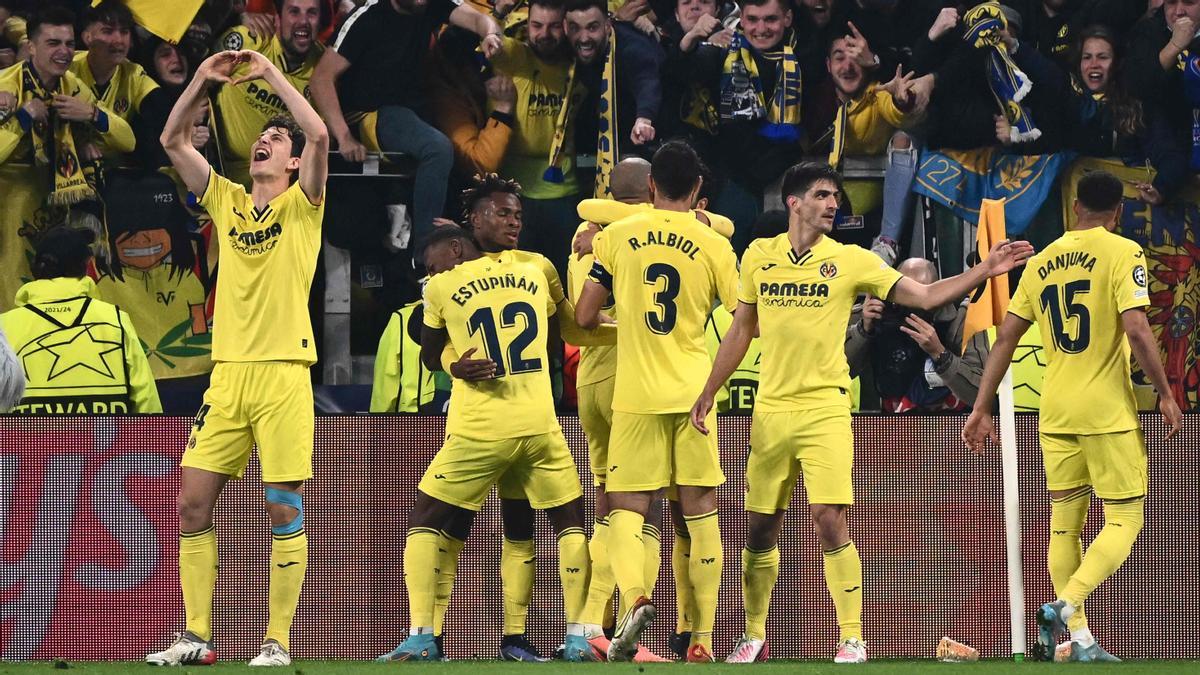 Pau Torres celebra el segundo gol en el partido de vuelta de los octavos de final de la Liga de Campeones de la UEFA entre Juventus y Villarealen el estadio Juventus Stadium en Turín