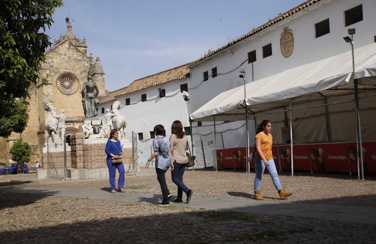 Las cruces se preparan para la fiesta