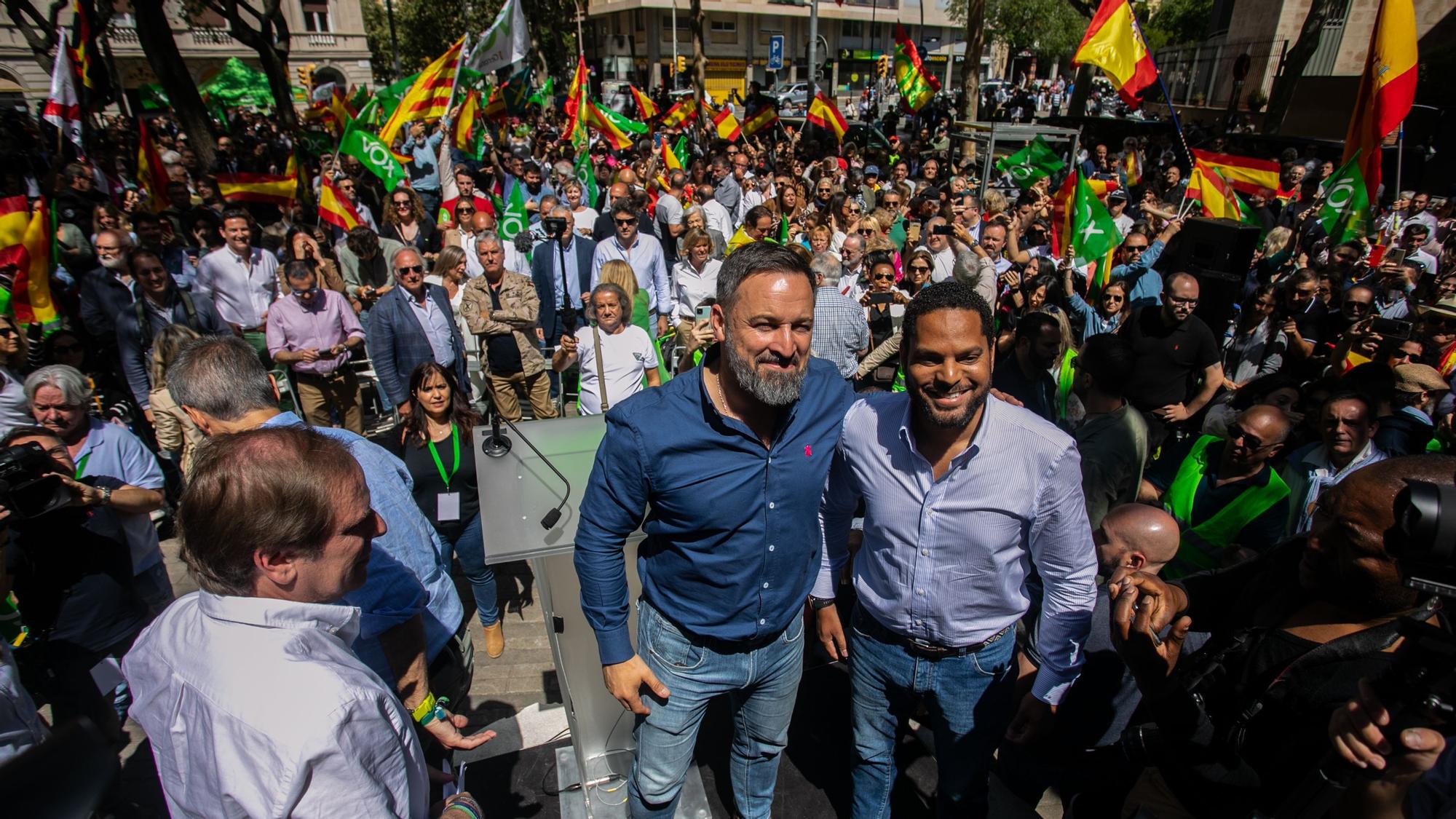 Santiago Abascal y Joan Garriga durante el acto electoral de Vox en la plaza Artós.