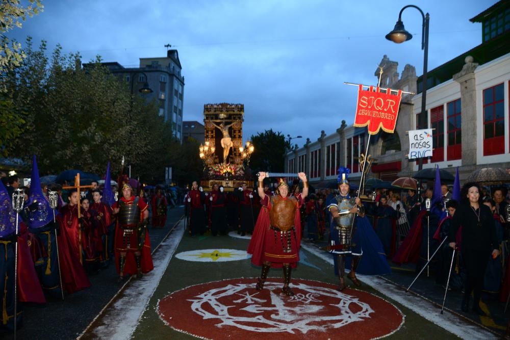 Recreacion de la Semana Santa de Cangas para el encuentro de cofradias que tuvo que ser acortado por las lluvias