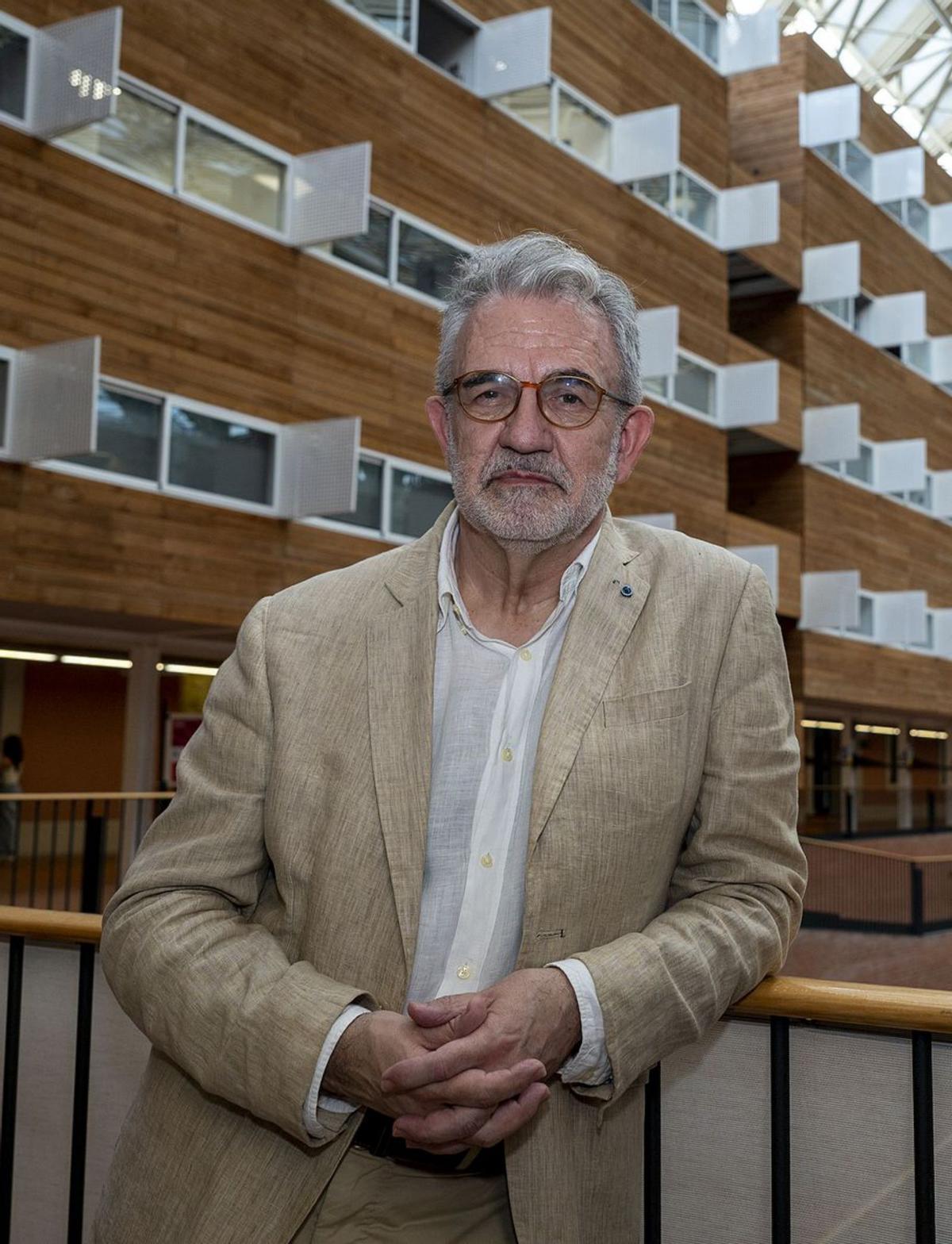 Jordi Cotrina, professor de Lingüística Aplicada de la UPF: "No està demostrat que calgui estudiar gramàtica per redactar bé" Jordi Cotrina, professor de Lingüística Aplicada de la UPF: "No està demostrat que calgui estudiar gramàtica per redactar bé"
