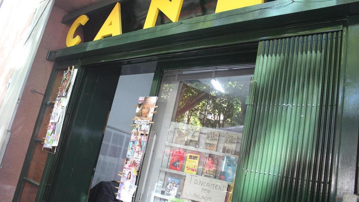 L'aparador de la Llibreria Canet de la Rambla, aquest dissabte, amb el senzill rètol anunciant el «Tancament per jubilació».
