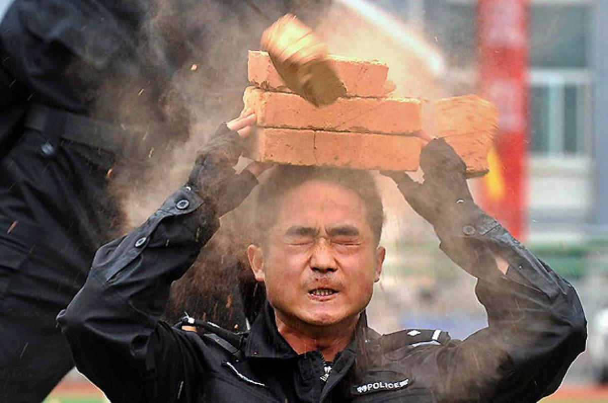 Un policia d’una unitat especial, durant una instrucció antiterrorista a Weng’an, a la província xinesa de Guizhou.