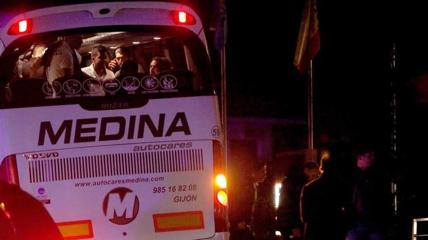 Los jugadores de Israel, en la parte trasera del autobús, a su llegada al hotel de Quintueles.