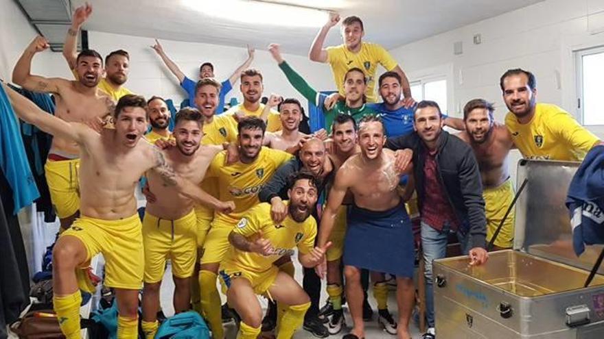 Los jugadores del Orihuela celebran su victoria de ayer en el campo del Crevillente.