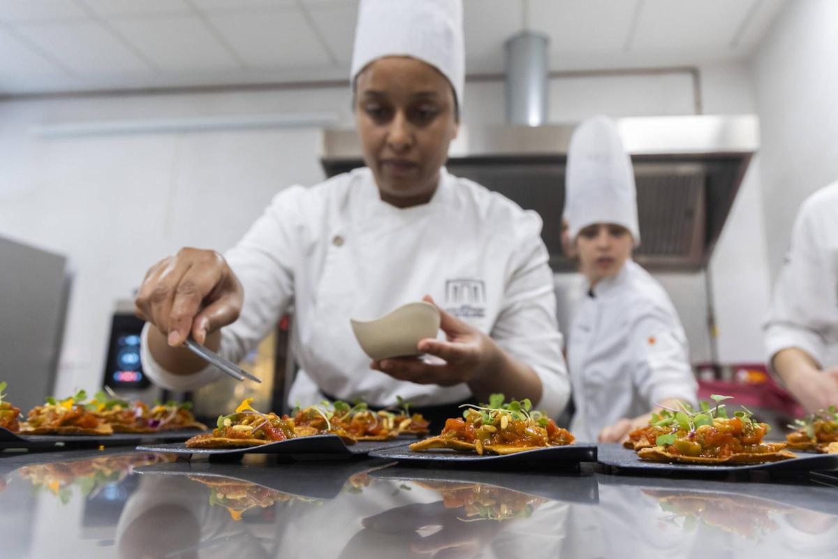L'alumna Samira Raysse preparant la coca de titaina.
