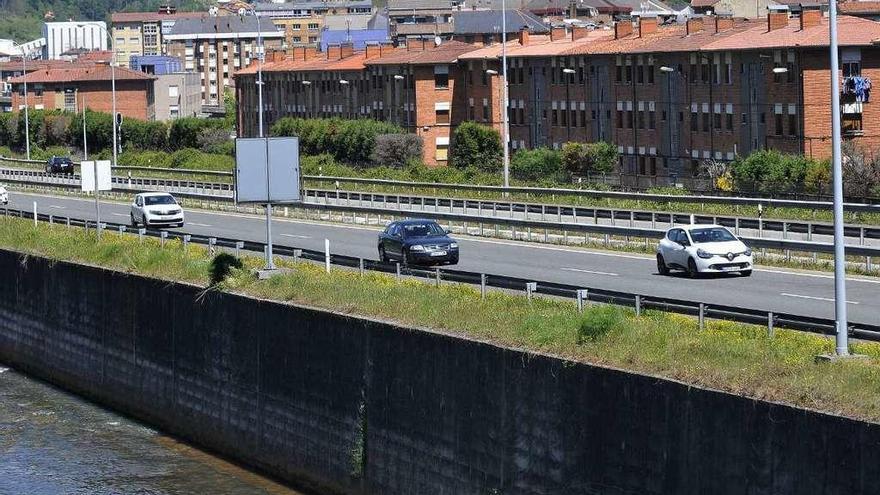 La autopista A-66, a su paso por el casco urbano de Mieres, donde deberán instalarse pantallas antirruido.