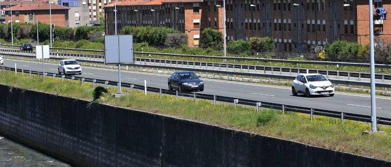 La autopista A-66, a su paso por el casco urbano de Mieres, donde deberán instalarse pantallas antirruido.