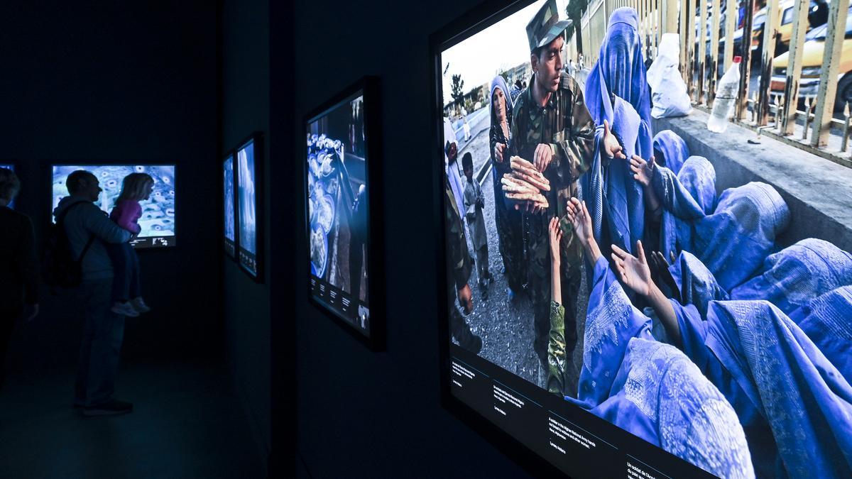 La sala dedicada al color azul en Cosmocaixa