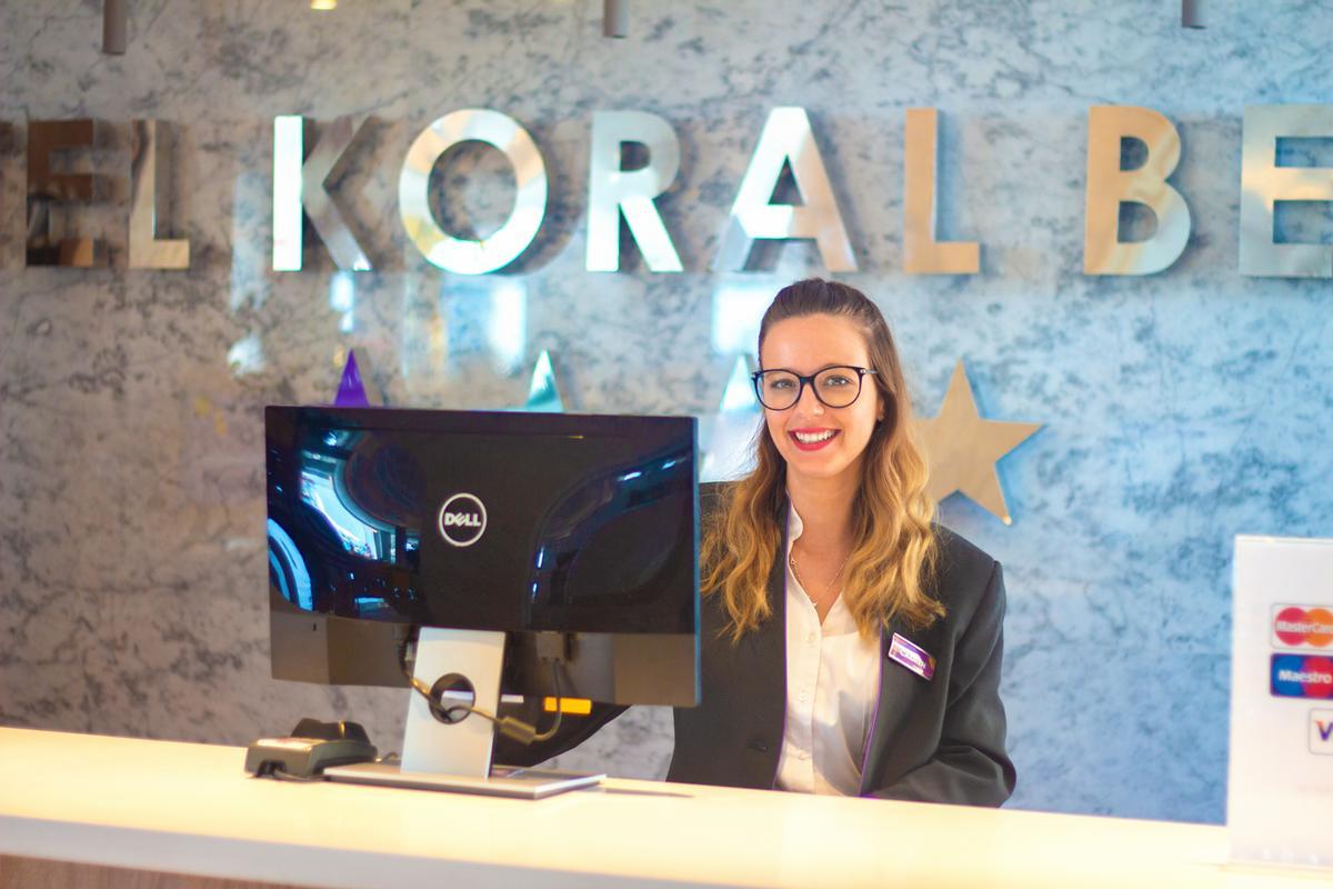 Imagen de la recepción del Hotel Servigroup Koral Beach de Orpesa.