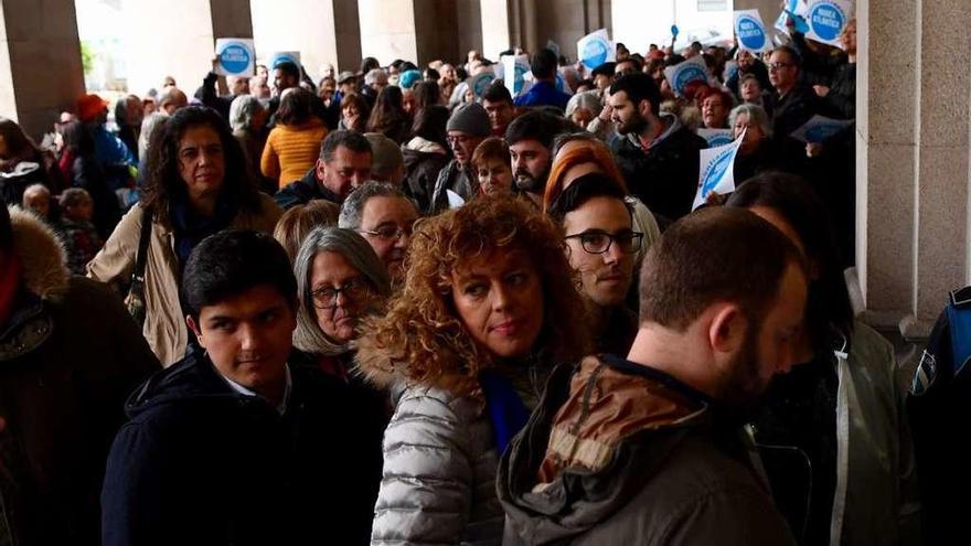 Vecinos a las puertas del Concello para entrar en el pleno de la cuestión de confianza, el 4 de febrero.