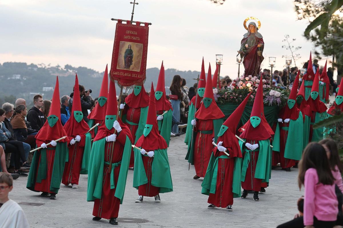 Las mejores imágenes de la procesión del Santo Entierro del Viernes Santo en Santa Eulària