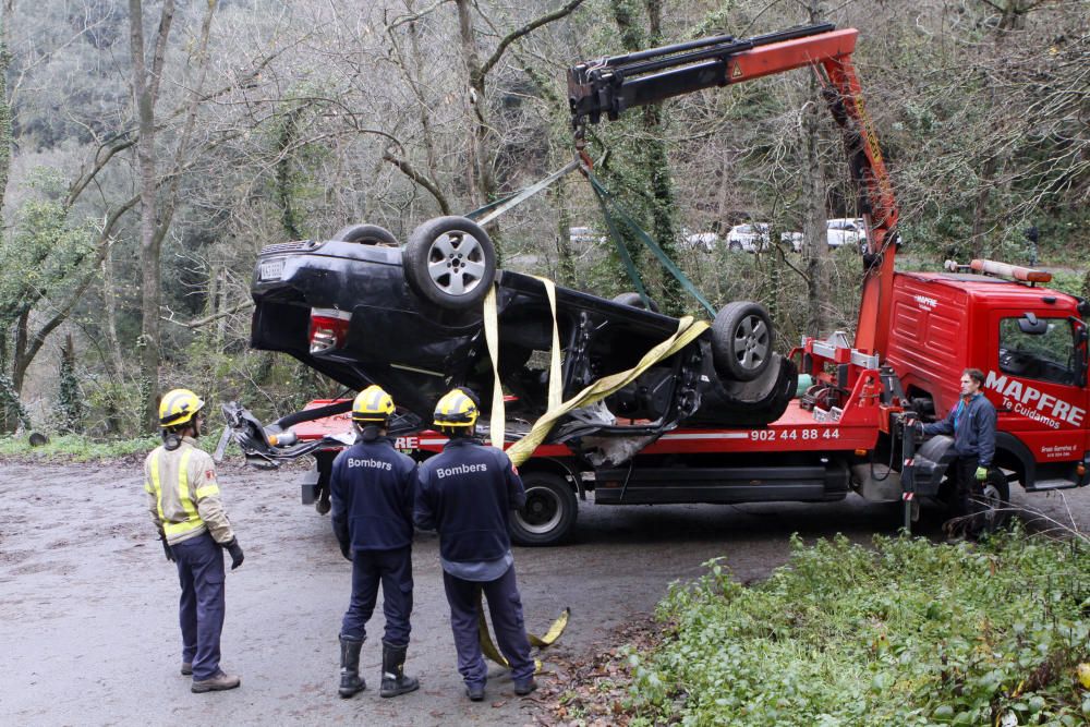 Retiren el vehicle accidentat en una pista forestal de Susqueda