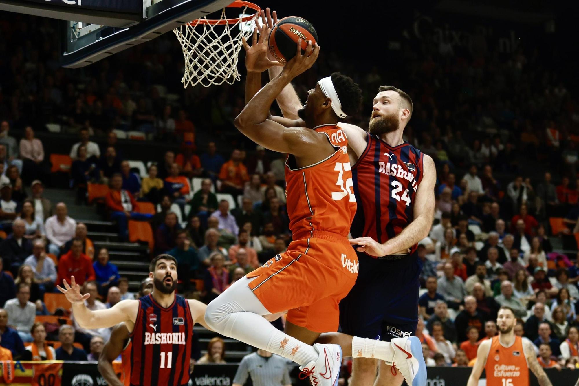 Las mejores fotos del resurgir del Valencia Basket frente al Baskonia