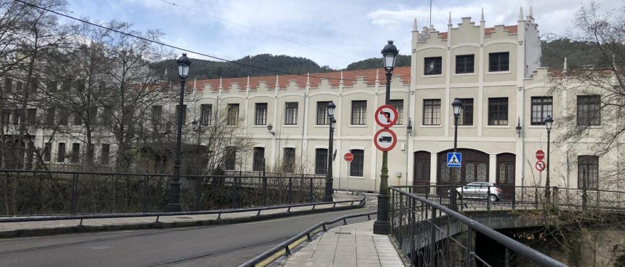 Fachada de la Fábrica de Armas de Trubia.