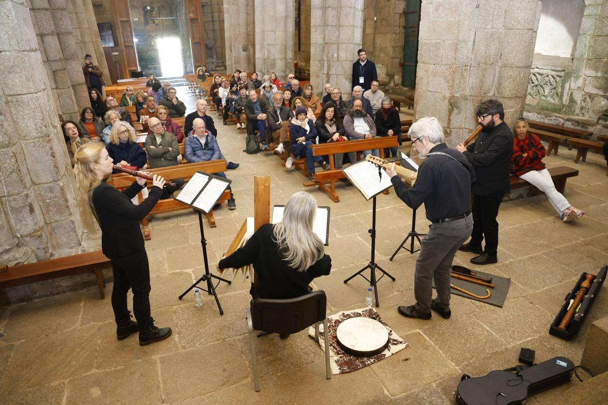 O paseo 'Música silente' rematou cun concerto de música medieval na Colexiata de Sar
