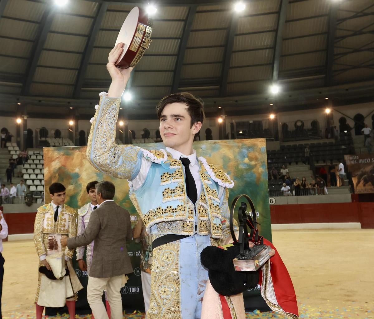 El novillero Mario Vilau tras proclamarse triunfador del segundo Circuito Valenciano de Novilladas