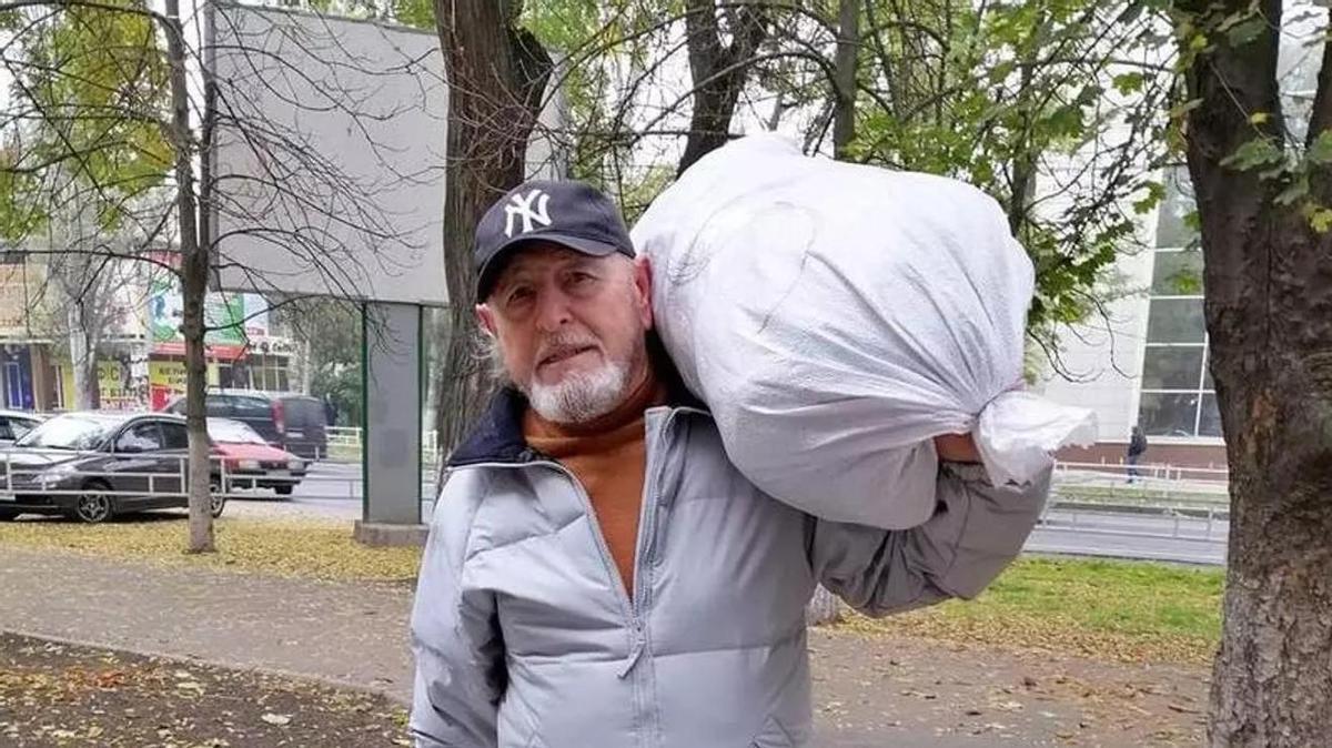Mariano García Calatayud, cargado de material humanitario para Ucrania.