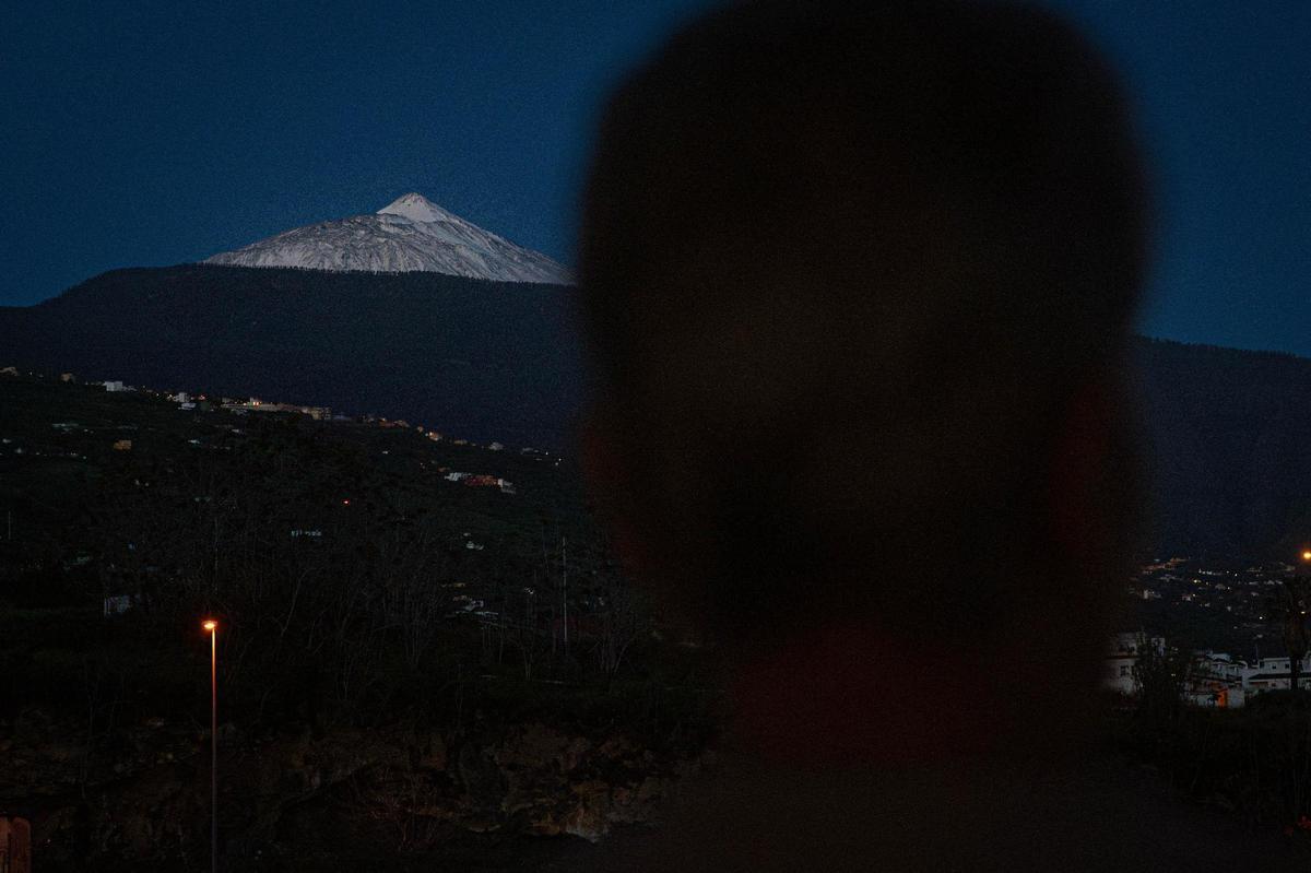 El amanecer enseña el manto blanco del Teide