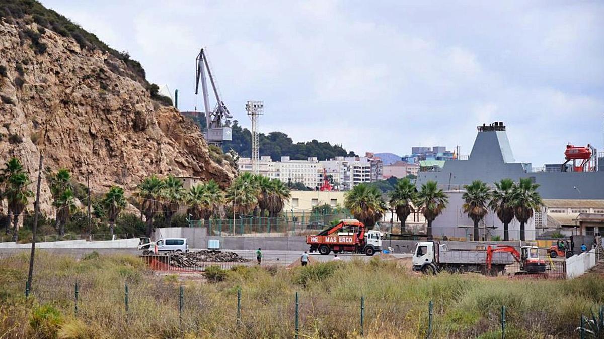 Constructores trabajando en las obras del CATE junto a la playa del Espalmador, ayer.