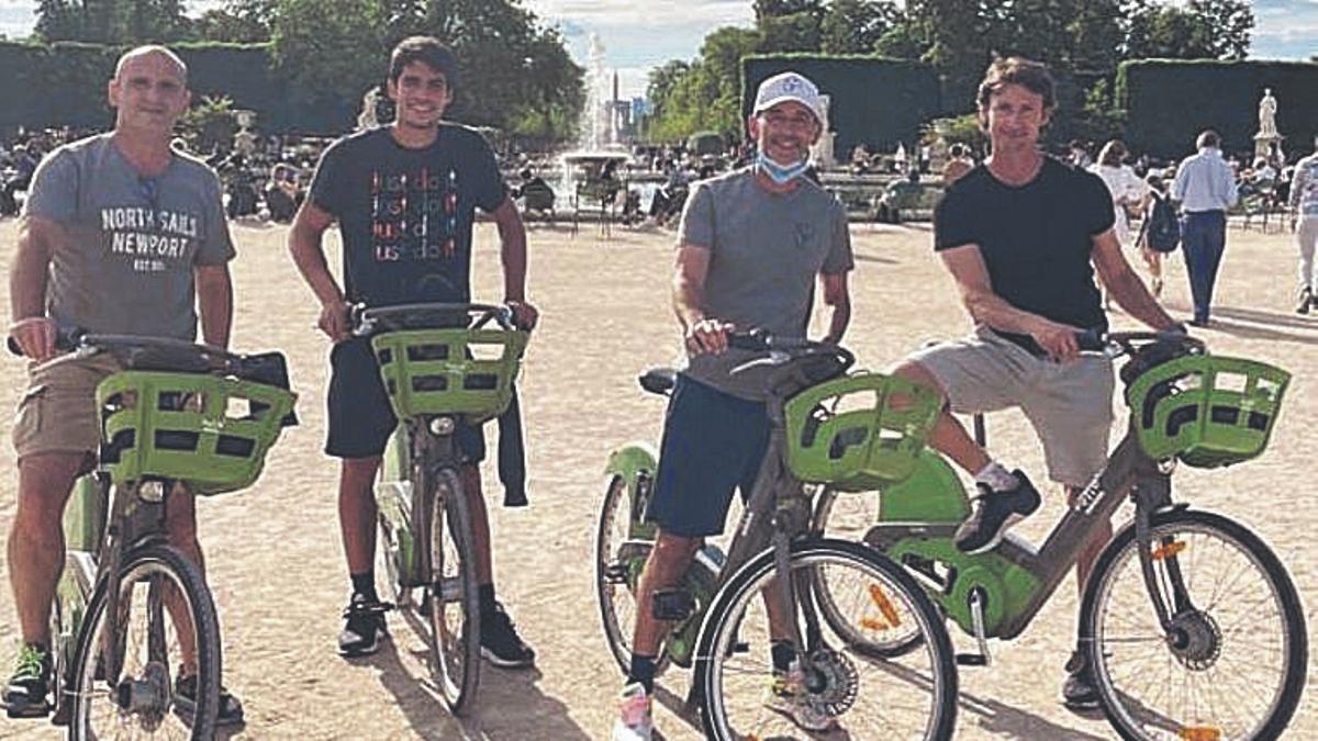 Alcaraz y su equipo en bicicleta por París