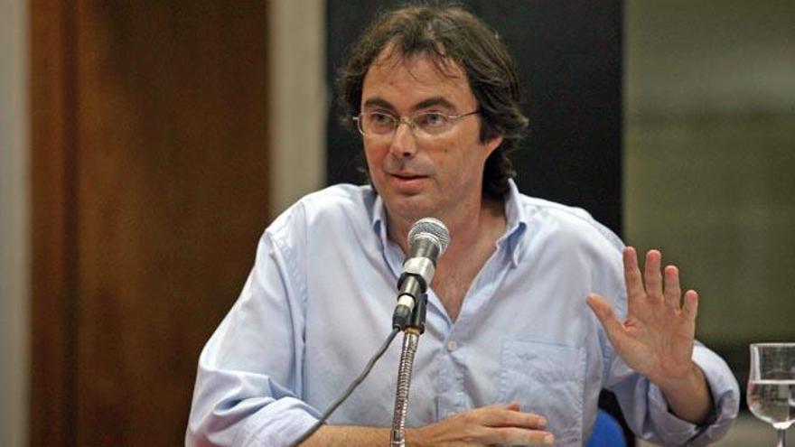 El escritor Vicente Valero durante una conferencia en Ibiza.