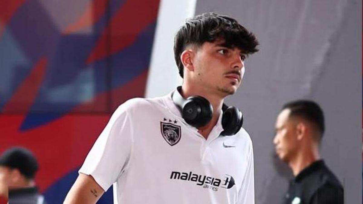 Teto, a su llegada al último partido de su club en Malasia.