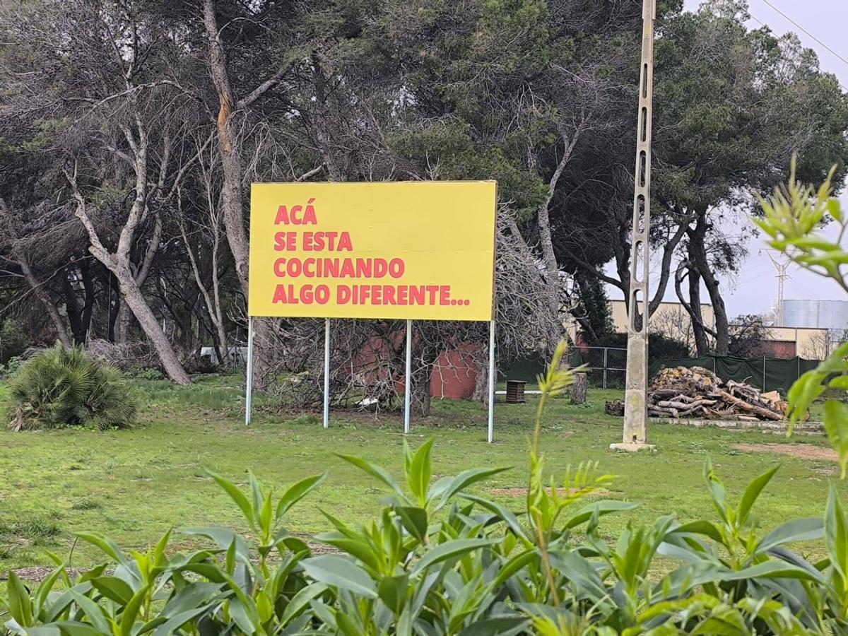 Cartel que anticipa un nuevo negocio en el antiguo restaurante Pequeño Mundo.