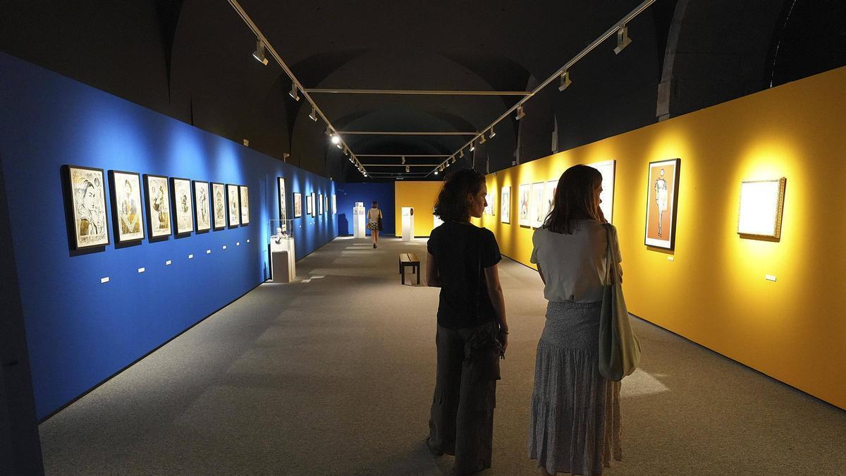 Persones a la Casa de Cultura de Girona, un desl refugis climàtics de la ciutat.