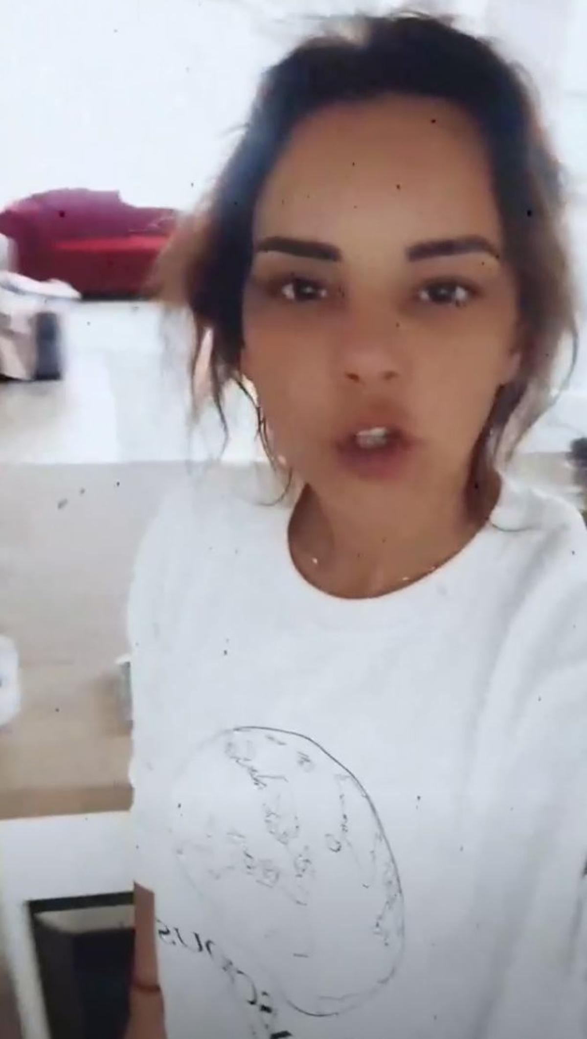 Chenoa recién levantanda en Instagram 'stories' con el pelo encrespado