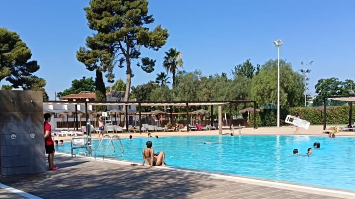 La piscina de Catarroja en el primer día de su reapertura tras la dana.