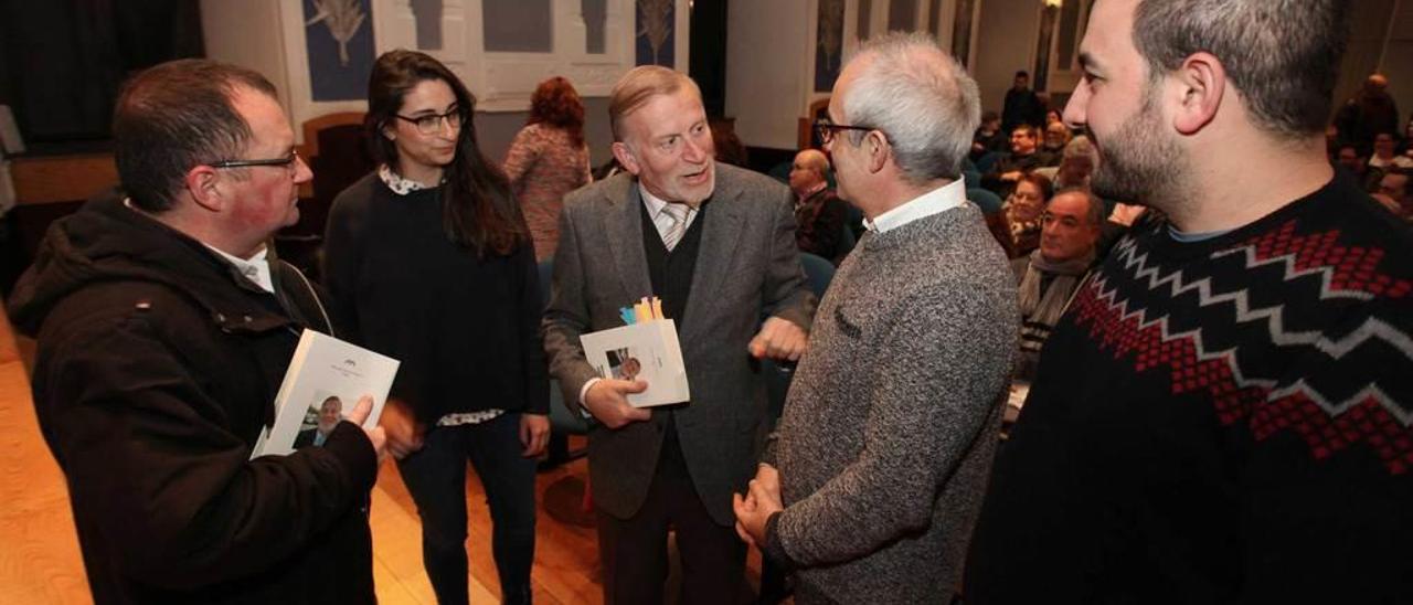 Por la izquierda, Leopoldo Sánchez Torre, Naomí Suárez, Xuan Xosé Sánchez Vicente, Antón García e Ignaciu Galán, ayer.