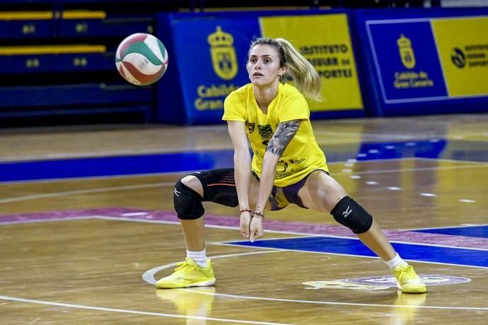 25-02-20 DEPORTES. CENTRO INSULAR DE LOS DEPORTES. LAS PALMAS DE GRAN CANARIA. Entrenamiento y foto de grupo del equipo femenino de volleyball IBSA 7 Palmas.    Fotos: Juan Castro.  | 25/02/2020 | Fotógrafo: Juan Carlos Castro