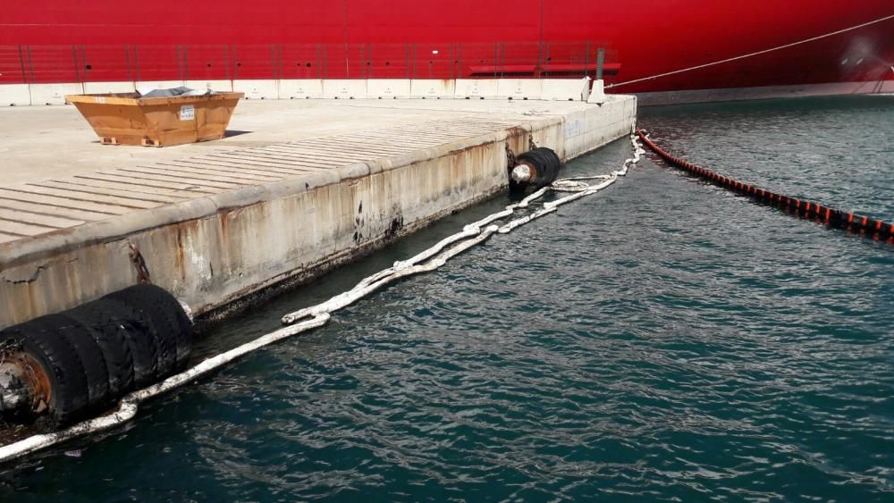 Retiran 15.000 metros cúbicos de fuel vertidos por un crucero en el Puerto de Palma