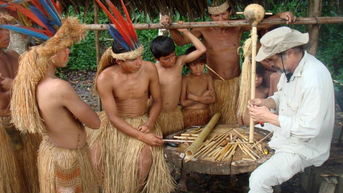 Carlos Blanco Fadol reconstruyendo instrumentos perdidos de la etnia yagua de amazonas