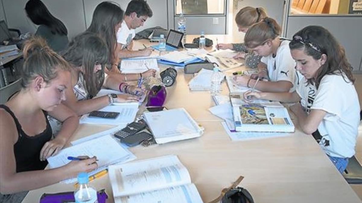 Un grupo de amigas prepara la selectividad en una sala de estudios del Centre Cívic Garcilaso, en Barcelona, la semana pasada.