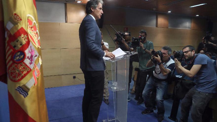 El ministro de Fomento, Íñigo de la Serna, ayer en rueda de prensa.