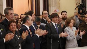 Carles Puigdemont y Carme Forcadell, tras la aprobación de la DUI en el Parlament el 27 de octubre del 2017.