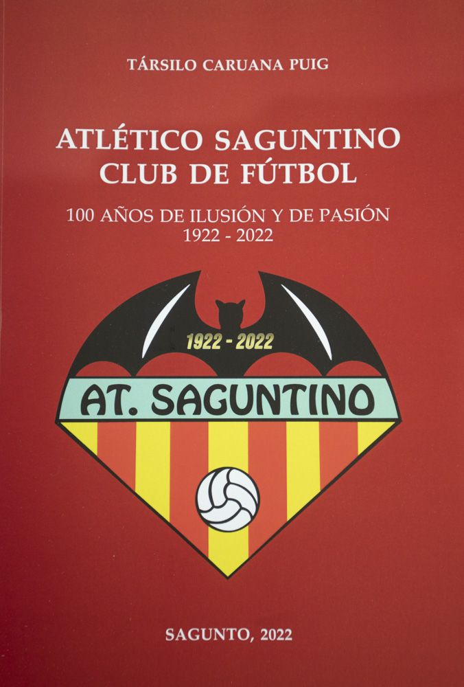 Társilo Caruana presenta su libro sobre la historia del Atlético Saguntino, el año del centenario del club.