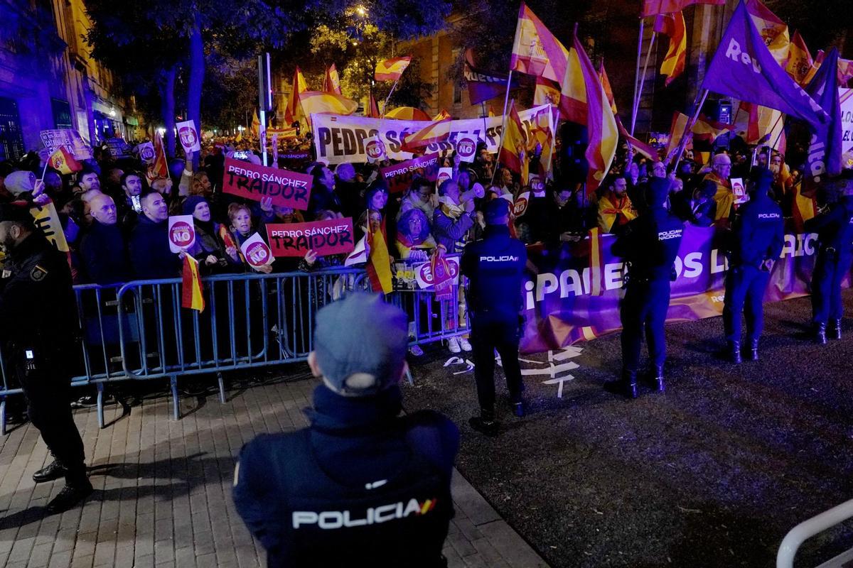 La ira de la derecha contra la amnistía se ha desbordado en la noche de este lunes en la calle Ferraz de Madrid. Los antidisturbios de la Policía Nacional han terminado disolviendo con porras, humo y gas picante una concentración que cercaba a la sede federal del PSOE.