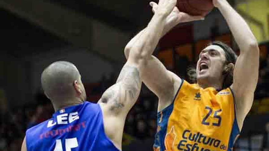 Loncar, trata de lanzar a canasta ante Gerald Lee.