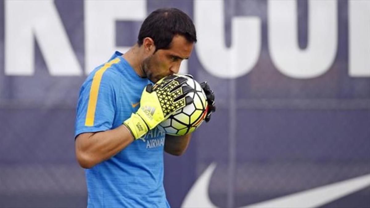 Bravo agarra el balón en el entrenamiento de ayer en Sant Joan Despí.