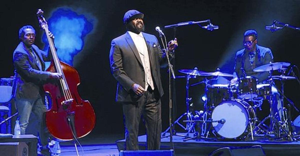 Gregory Porter, al centre, durant la seva actuació de dilluns a la nit al Liceu. Gregory Porter, al centre, durant la seva actuació de dilluns a la nit al Liceu.