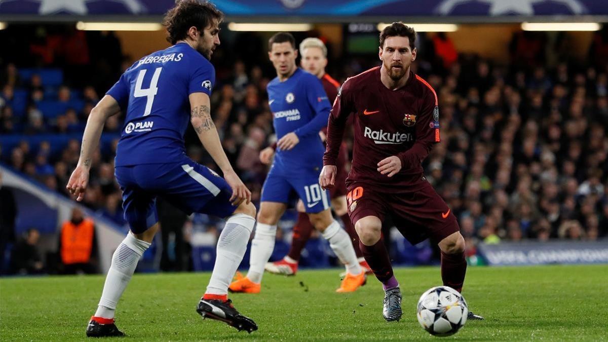 Messi, ante Cesc Fàbregas.