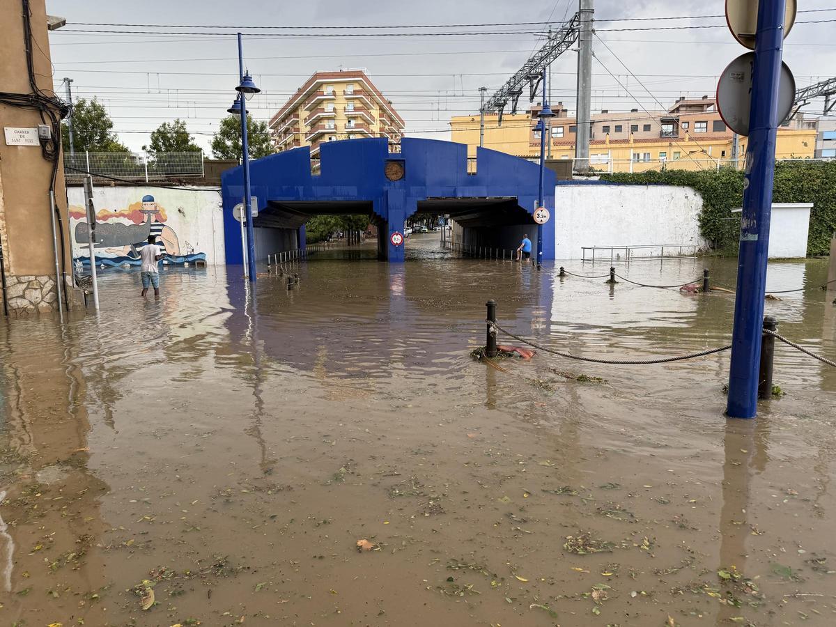 El puente de la Petxina, en el Serrallo, Tarragona, anegado por las lluvias de este pasado lunes por la tarde.