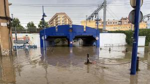 El puente de la Petxina, en el Serrallo, Tarragona, anegado por las lluvias de este pasado lunes por la tarde.