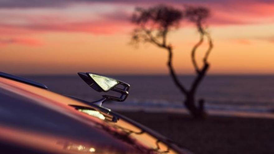 Así es la insignia que vuela: la nueva obsesión tecnológica para los coches de lujo