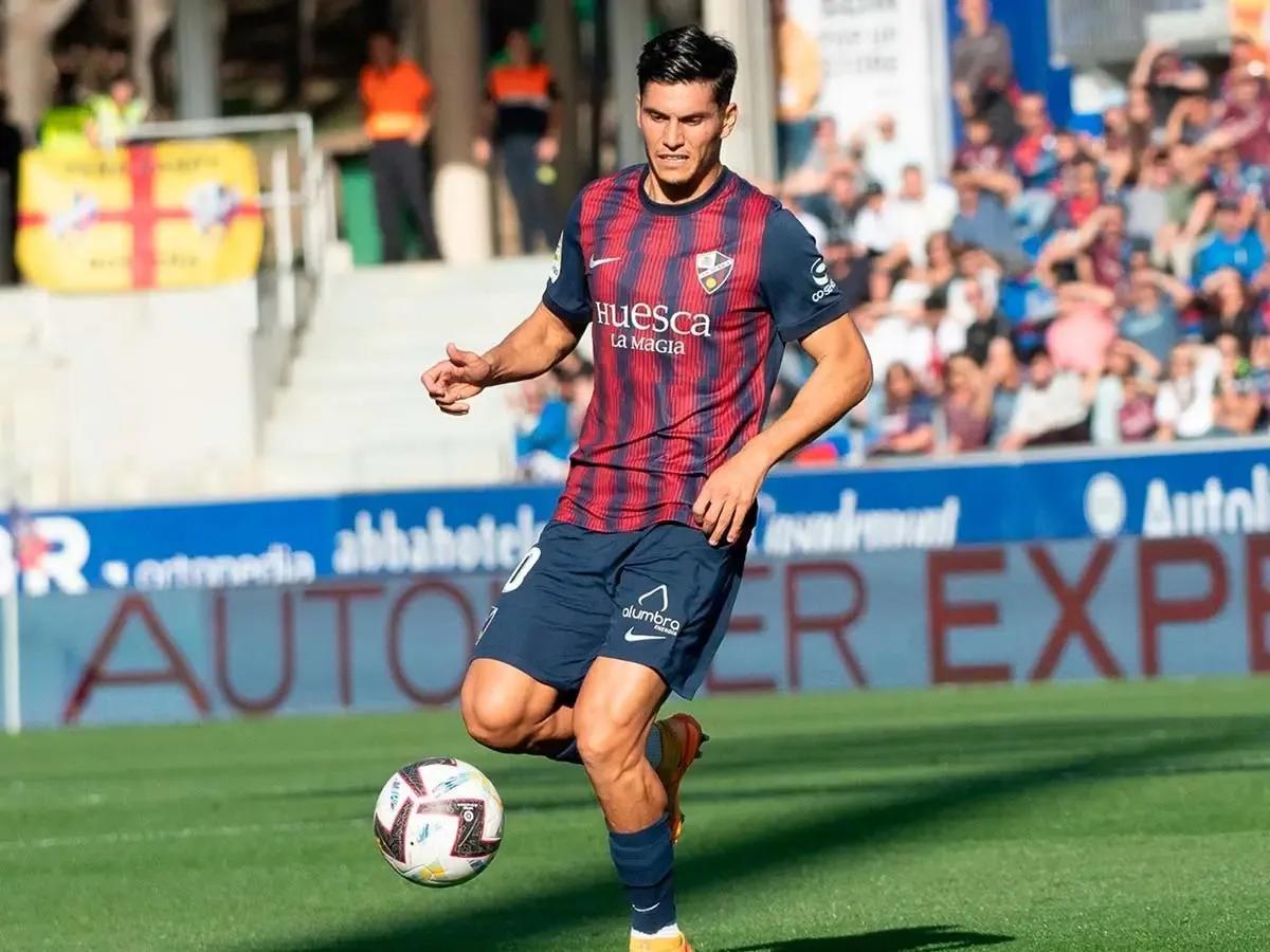 Cristian Salvador, nuevo jugador del Elche, en un partido con su último equipo, el Huesca