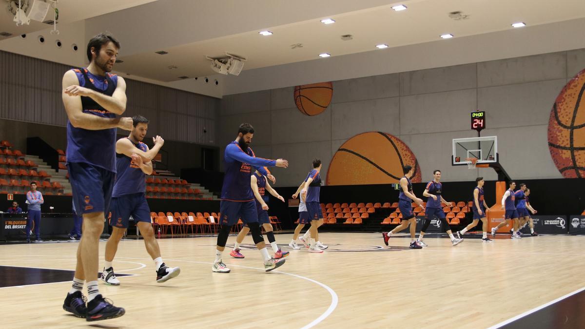 Mike Tobey y Bojan Dubljevic, en el entrenamiento de grupo en L'Alqueria del Basket